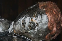 Kỳ bí xác ướp bị rạch từ cổ họng đến mang tai