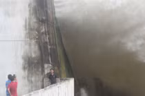 Ảnh: Người dân chụp hình, xem Thủy điện Hòa Bình mở cửa xả đáy