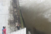 Ảnh: Người dân chụp hình, xem Thủy điện Hòa Bình mở cửa xả đáy