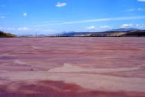 Sự thật không ngờ hồ nước nhuốm đỏ lạ lùng nhất TG 