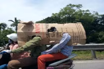 Những hình ảnh hài hước trong đợt nắng nóng kỷ lục ở miền Bắc