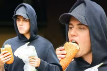 Thẻ tín dụng bị hỏng, Justin Bieber được fan mua đồ ăn 
