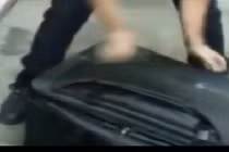 Mở va li hành lí của người đàn ông, thấy cả một cô gái chui ra 