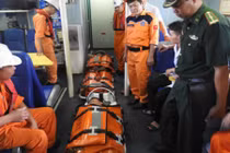 Đưa 2 ngư dân gặp nạn trên biển vào bờ cấp cứu