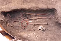 Giật mình hai hài cốt nam "tình tứ" trong cổ mộ 