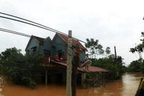 Ảnh: Lũ miền Trung lên trên 3m, người dân phải leo mái nhà