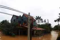 Ảnh: Lũ miền Trung lên trên 3m, người dân phải leo mái nhà