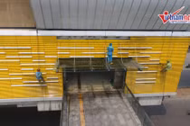 Video: Công nhân đu dây xịt rửa nhà ga đường sắt Cát Linh - Hà Đông