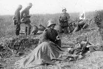 Chiến tranh đẫm máu qua loạt ảnh của lính trẻ 