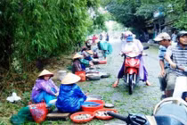 Ngư dân trắng đêm buông lưới mưu sinh mặc lũ về