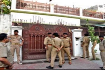 Giết mẹ và em gái xong, nghịch tử tô son, xịt nước hoa vào thi thể