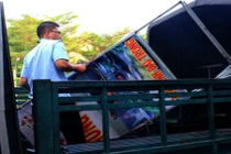 Ảnh: Dân tháo dỡ biển quảng cáo sau nhắc nhở của nữ chủ tịch phường