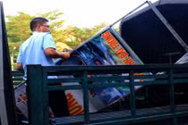 Ảnh: Dân tháo dỡ biển quảng cáo sau nhắc nhở của nữ chủ tịch phường