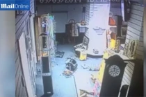 Rùng rợn clip tủ kính tự vỡ tan trong phòng trống