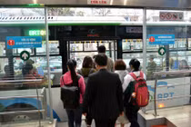 Cận cảnh buýt nhanh BRT đông khách ngày đầu bán vé