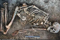 Vén màn bí ẩn hình vẽ kỳ lạ trên bộ hài cốt 4.500 tuổi 