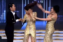 Bị xỉ vả chuyện dao kéo, Phi Thanh Vân lao vào tát đồng nghiệp