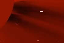 Vật thể lạ nghi là UFO bay ngang qua Mặt Trời