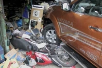 Ôtô tông hàng loạt xe rồi lao vào cửa hàng ở Sài Gòn 