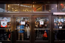 Trốn xếp hàng, khách cải trang thành nhân viên trà trộn mua hàng dịp Black Friday