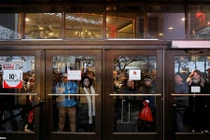 Trốn xếp hàng, khách cải trang thành nhân viên trà trộn mua hàng dịp Black Friday