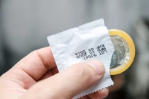 Sai lầm nguy hiểm khi dùng bao cao su nhiều quý ông mắc mà chẳng ngờ