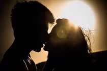 Chính phủ Colombia khuyên người dân “cai sex” để… bớt nóng