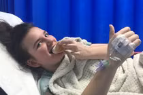 Nữ sinh 16 tuổi phải chịu hơn 50 cơn động kinh mỗi ngày