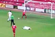 Pha bỏ lỡ cơ hội ghi bàn dị nhất quả đất