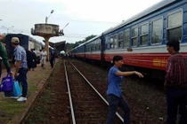 Cháy đầu máy tàu hỏa, đường sắt Bắc-Nam tê liệt nhiều giờ