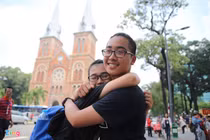 Ảnh: Hàng trăm nam thanh nữ tú ôm tự do ở Sài Gòn