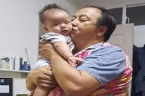 Ông nội đáng yêu nhất “Vịnh Bắc Bộ”, mặc áo của bà để dỗ cháu