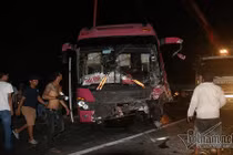 Tránh xe tải lật chắn ngang quốc lộ, xe khách đâm vách núi