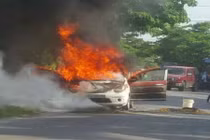 Nắng nóng, taxi bị thiêu rụi vì rơm rạ