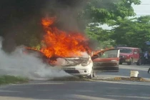 Nắng nóng, taxi bị thiêu rụi vì rơm rạ