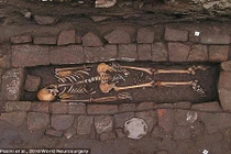 Sự thực rùng rợn về bộ hài cốt "sinh con trong quan tài" 