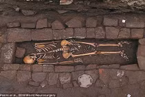 Sự thực rùng rợn về bộ hài cốt "sinh con trong quan tài" 