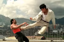 Chân Tử Đan tiễn đối thủ cơ bắp xuống đất từ nóc cao ốc