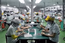 Nuốt nước mắt nhận thưởng Tết bằng...thuốc trừ sâu, phân bón