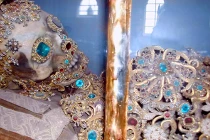 Huyền bí nhà thờ chứa hài cốt gắn đầy đá quý