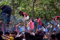 Hàng trăm người liều mạng vượt rào vào CV nước Hồ Tây 