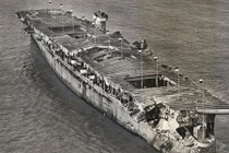 Tận mục tàu sân bay Mỹ “ngủ vùi” dưới đáy đại dương 