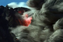 Núi lửa phun trào ảo diệu tại Indonesia