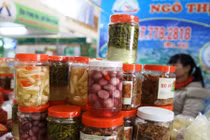 Hàng đắt tiền yếu thế, đồ quê hút khách ở hội chợ Tết