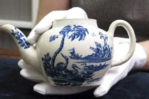 Bí mật chiếc bình trà cũ kỹ vừa đội giá kỷ lục... 40.000 lần