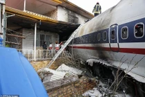 Hiện trường đổ nát sau vụ rơi máy bay Boeing 707 khiến 15 người chết