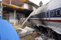 Hiện trường đổ nát sau vụ rơi máy bay Boeing 707 khiến 15 người chết