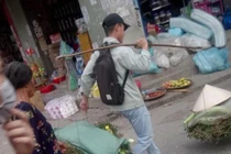 Thanh niên gánh rau giúp bà cụ được các cô bán thịt hứa gả con gái