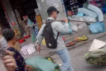 Thanh niên gánh rau giúp bà cụ được các cô bán thịt hứa gả con gái