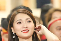 Ngắm bạn gái xinh lung linh trên khán đài cổ vũ Văn Đức